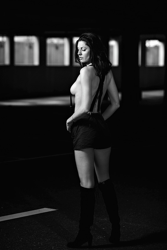 Céline / Modèle / Photo Shooting 06 / Sexy - Parking - Bretelles / FE Shooting / Frédéric Eltschinge